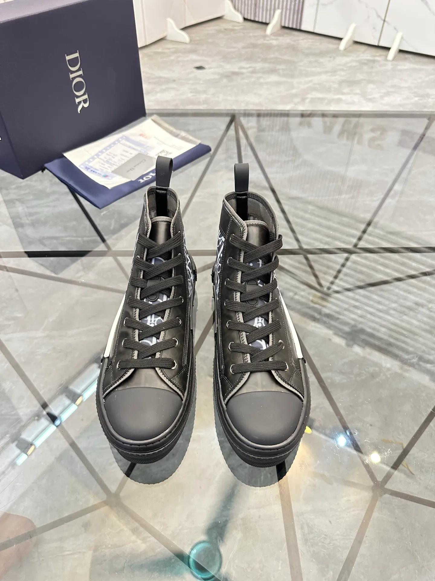 Selling men's shoes 💰: 💰P440¥ Product trademark: Dio* "Dior*" high-top casual shoes Regular size: 36-45 (can be customized to 46) Couple style B23 Product materials: Upper imported original fabric, breathable lining, original outsole. No.: 007